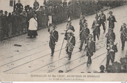 33) FUNÉRAILLES DE MGR LECOT - ARCHEVÊQUE DE BORDEAUX - LES SUISSES DES  PAROISSES DE BORDEAUX - ( 2 SCANS ) - Bordeaux