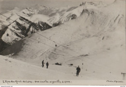 04) L'ALPE DU MONT DE LANS (CARTE PHOTO P. MICHEL) VUE SUR LES AIGUILLES D'ARVES - ANIMEE - SKIEURS - ( 2 SCANS ) - Sonstige & Ohne Zuordnung