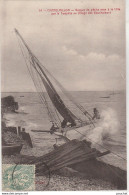 S9-17) CHATELAILLON - BARQUE DE PECHE  MISE A LA COTE PAR  LA TEMPETE AU VILLAGE DES BOUCHOLEURS  - Châtelaillon-Plage