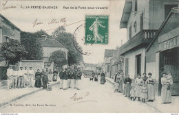 S3-77) LA  FERTE GAUCHER - RUE  DE  LA  FERTE SOUS JOUARRE -  ( TRES ANIMEE - HABITANTS ) - La Ferte Gaucher