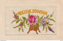 S28- CARTE BORDEE  " MEILLEUR SOUVENIR " FLEURS ROSES - ( 2 SCANS ) - Brodées