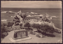 BIARRITZ LE ROCHER DE LA VIERGE ET LE MONUMENT AUX MORTS 64 - Biarritz