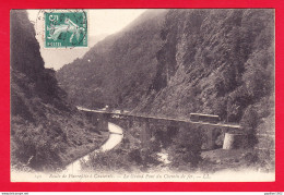 F-65-Cauterets-33P26 Le Grand Pont Du Chemin De Fer Avec Train Circulant, Cpa BE - Autres & Non Classés