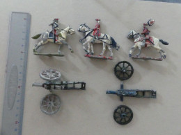 Anciens Soldats De Plomb. Lot De 3 Cavaliers Et De 2 Pièces D'artillerie Sur Chariot - Zinnsoldaten