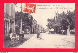 F-82-Lamagistere-02A71  La Place Du Pont, épicerie, Petite Animation, Cpa BE - Autres & Non Classés