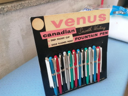 12 PENNE STILOGRAFICHE VENUS CANADIAN MULTICOLORE 1950 CON ESPOSITORE SPLENDIDE - Schreibgerät