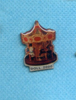 Rare Pins Manege Doll 2000 Chevaux De Bois K475 - Städte