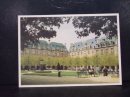 490 .  PARIS . PLACE DES VOSGES EN ETE   . EDIT. CLAUDE AUBERT - Andere & Zonder Classificatie