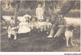 CAR-ABDP11-95-1182 - UN HOMME ET DES ENFANTS- A LOCALISE - CARTE PHOTO - Photos