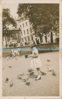 R177961 Old Postcard. Girl Feeding Pigeons - Monde