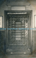 R179684 Bunyans Prison Door - Monde