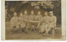 CARTE PHOTO Groupe MILITAIRES En Convalescence Autour D'une Table Et Bouteille ( Brassard Croix  Rouge ) - Krieg, Militär