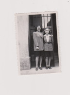Snapshot Argentique Deux Jeunes Femmes Young Women Printemps 1947 - Personnes Anonymes