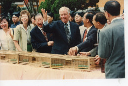 HONG KONG  CHRIS PATTEN HOMME POLITIQUE BRITANIQUE ET SA FEMME  EN 1997 PHOTO BOULAT  SIPA PRESS - Lieux