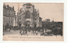 64 . BIARRITZ . EGLISE SAINTE EUGENIE . SORTIE DE MESSE . 1924 - Biarritz