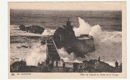 64 . BIARRITZ . EFFET DE VAGUES AU ROCHER DE LA  VIERGE - Biarritz