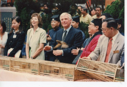 HONG KONG  CHRIS PATTEN HOMME POLITIQUE BRITANIQUE ET SA FEMME  EN 1997 PHOTO BOULAT  SIPA PRESS - Lieux