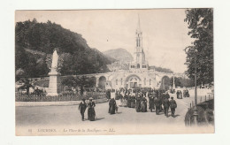 65 . LOURDES . La Place De  La  Basilique . N°88 - Lourdes