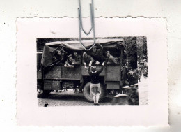 PHOTO GUERRE CHAR TANK SOLDATS BRITANIQUE LIBERATION BRUXELLES SEPTEMBRE 1944 - Krieg, Militär