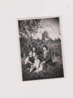 Snapshot Argentique Photo Groupe Deux Femmes Garçon Et Fille Montluel 1947 - Lieux