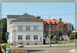 1 AK Tschechien * Petřkovice Mit Wappen (deutsch Petrzkowitz) - Im Hintergrund Das Wohlfahrtshaus, Heute Ein Schule * - Tchéquie