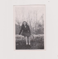 Snapshot Argentique Jeune Femme Assise Sur Un Muret Signé Nicole Vallée Du Doubs - Personnes Identifiées