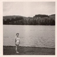 Vintage Foto Junge Frau Urlaub Am See - Pin-up