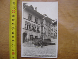 Carte Postale SUISSE Fribourg Fontaine De La Samaritaine Avec 8 Enfants - Other & Unclassified