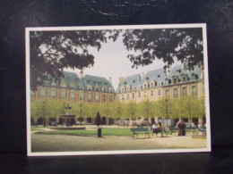 492 .  PARIS . PLACE DES VOSGES EN ETE   . EDIT. CLAUDE AUBERT - Andere & Zonder Classificatie