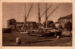 N°4668 W -cpa  Toulon -voiliers Dans Le Port Marchand- - Toulon