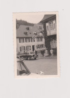 Snapshot Argentique Animée Village Panneau Halt Voiture Ancienne Vintage Car - Lieux