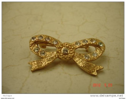 BROCHE  NOEUD DORE + STRASS  3cm,5   TRES BON ETAT BEL EFFET - Brooches