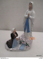 Statuette-SAINTE-VIERGE Groupe N D De Lourdes  -en-porcelaine-polychrome-haut-28-cm-parfait-etat - Pop Art