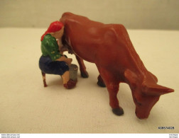 FERME- LA TRAITE - Fermiere Trayant Une Vache  Tres Bon Etat - Toy Memorabilia