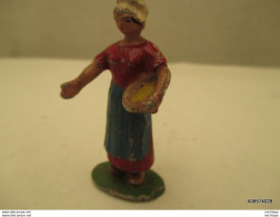 Figurine  Fermiere  En Alu Tres Bon Etat - Toy Memorabilia