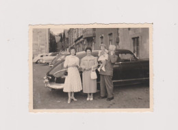 Snapshot Argentique Groupe Personnes Parking Voiture Ancienne Vintage Car - Orte