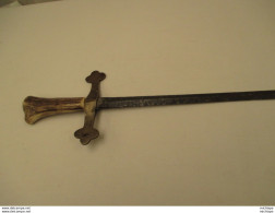 Dague -  Misericorde  -  Tres Ancienne Probablement 16 Em Ou 17 Em Siecle  Longue De 43 Cm Poignée En Bois De Cerf - Knives/Swords