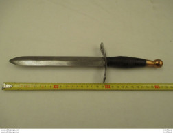 Dague  - Poignard - Couteau - D'origine Long. Total 32 Cm  Lame  De 19,5  Cm - Poignée En Rondelles De Cuir - Armes Blanches