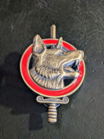 O Pins Pin's Insigne Brevet Militaire Maitre Chien Malinois Berger Allemand Drago Pin Armée Laiton Tres Bon Etat - En La - Militaria