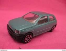 Miniature 1 / 43 Em - BURAGO - RENAULT - CLIO - - Burago