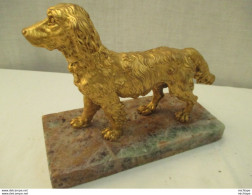 Beau  Chien De Chasse  En Bronze Doré  Sur Terrasse En Marbre  L 23 Cm  Poids 3 Kg 400  Parfait état - Bronzes