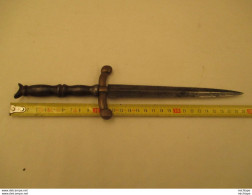 Dague - Poignard - Couteau - Long De 30 Cm - Lame 18 Cm  Poids    250 Gr Garde En Laiton - Knives/Swords