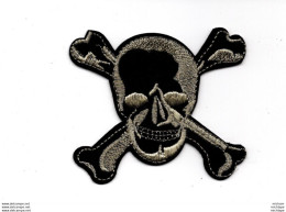 Insigne  De Pirates En Tissus  Brodé  Parfait état  8 Cm Sur 8 Cm - Decorative Weapons