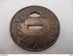 Superbe  Tsuba  Japonais En Bronze  Diametre  75 Mm Sur 70 Mm 120 Gr - Armes Blanches