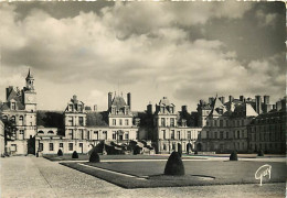 77 - Fontainebleau - Palais De Fontainebleau - La Cour Du Cheval Blanc Ou Des Adieux - CPSM Grand Format - CPM - Voir Sc - Fontainebleau
