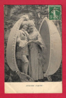 AE132 -FANTAISIES  COUPLE AMOUREUX AVEC OEUF DE PAQUES JOYEUSES PAQUES EN 1908 - Sonstige & Ohne Zuordnung