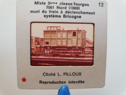 Photo Diapo Diapositive TRAIN Wagon Mixte 3ème Cl Fourgon 7061 NORD Frein Système Bricogne VOIR ZOOM - Diapositives (slides)