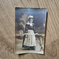 Carte Photo Femme En Costume Breton Coiffe - Personnes Anonymes