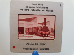 Photo Diapo Diapositive TRAIN Wagon Juin 1976 Rame Historique Paris Strasbourg Loco Vapeur Refloulée Au Musée VOIR ZOOM - Diapositives