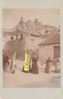 Les BAUX-de-PROVENCE (Bouches-du-Rhône) - Devant L'Hôtellerie - Garage - Carte-Photo, écrit Août 1909 (2 Scans) - Les-Baux-de-Provence